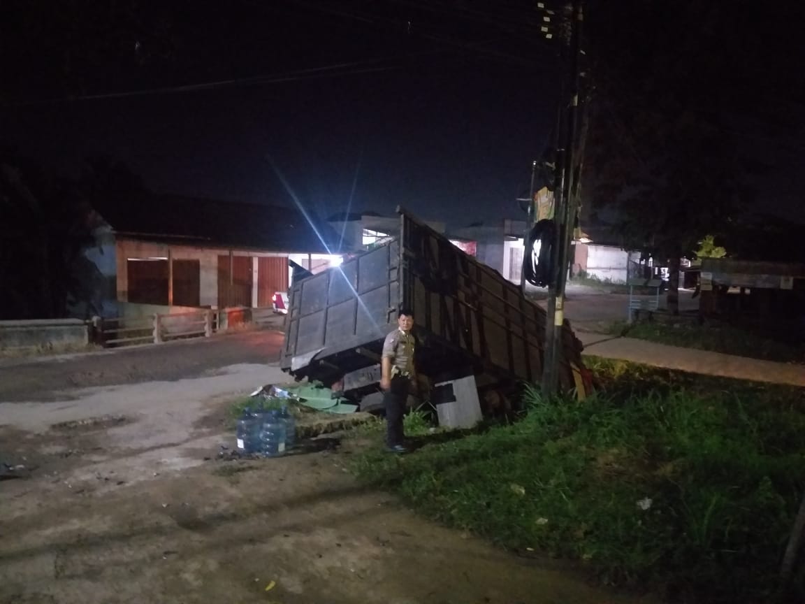 Satlantas Polresta Bandar Lampung Evakuasi Pemotor Meninggal Korban Kecelakaan Truk Rem Blong