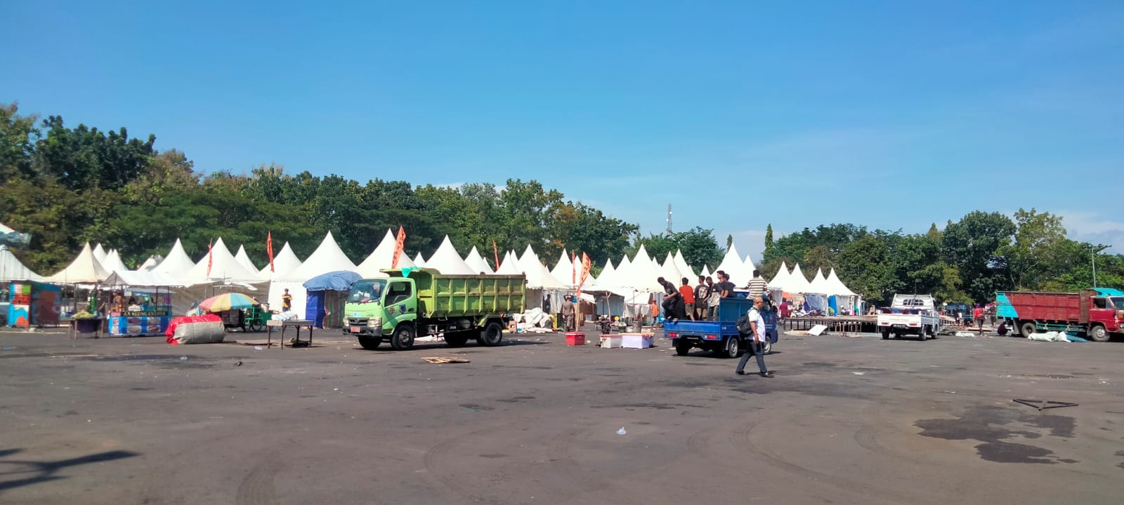 Pj Bupati Lahat Diteriaki Pedagang " Minggir Bapak Mau Lewat, Raja Nak Lewat, "