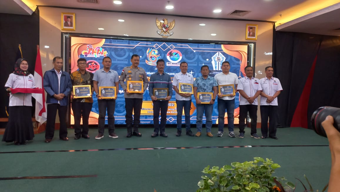 Kapolda Kepri Irjen Pol Drs.Yan Fitri Halimansyah MH Menerima Penganugerahan Golden Award dari IWO Indonesia