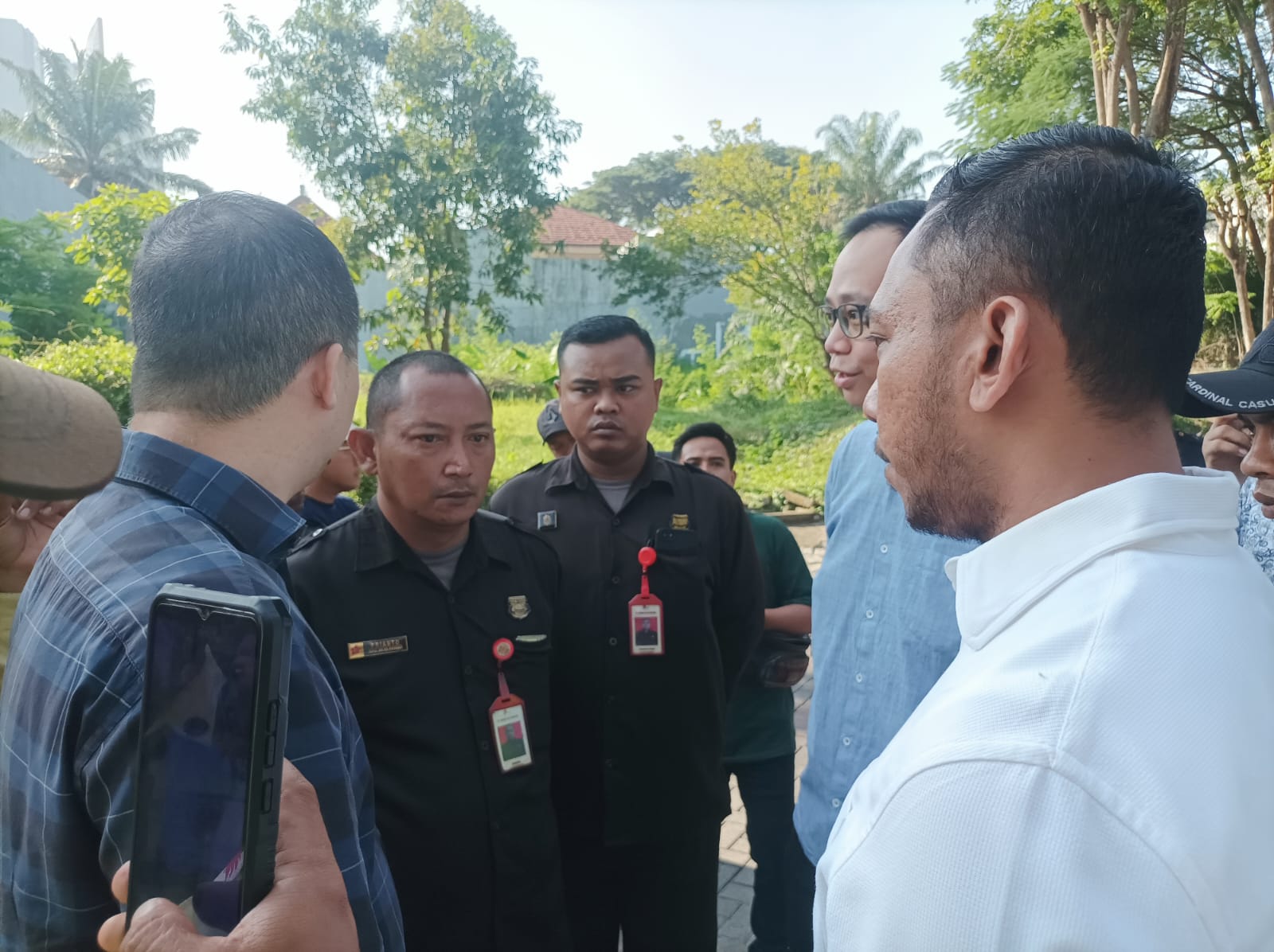 
Ricuh, Pemasangan Portal Elektronik oleh Warga Ditentang Developer Perumahan Darmo Hill