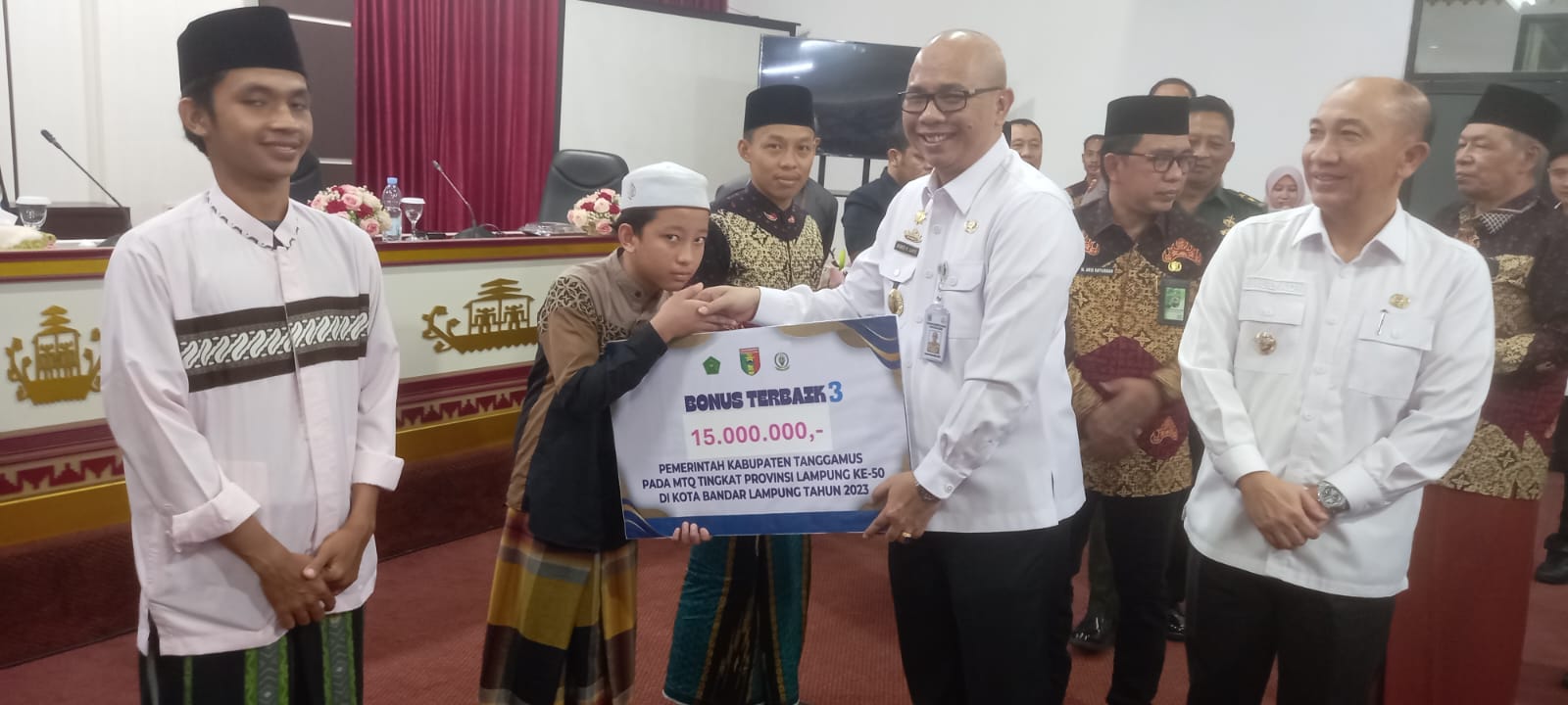 PJ Bupati Tanggamus Memberikan Bonus Kepada Juara Event MTQ 