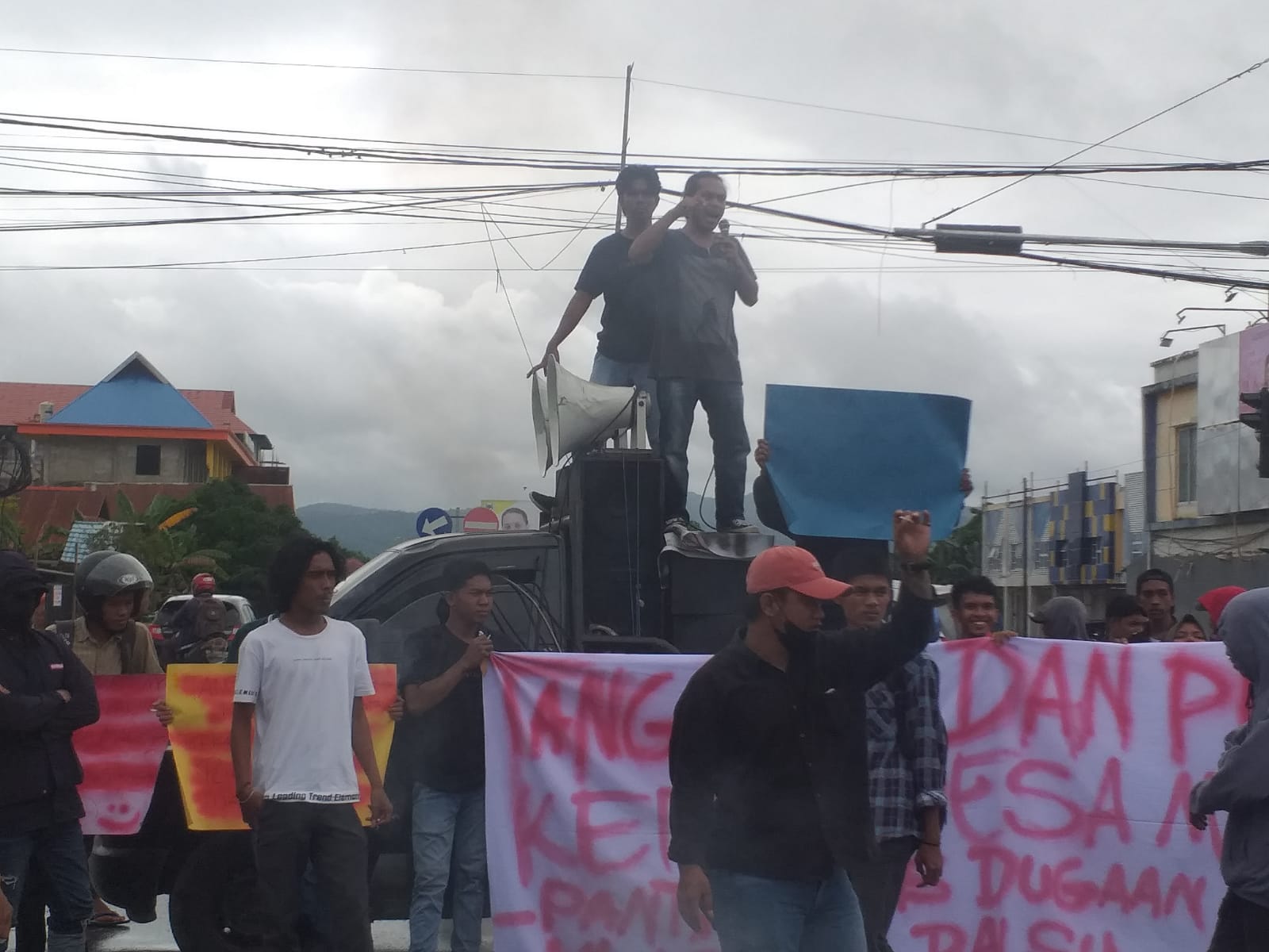Demo Aktivis di Mapolda Sultra, Usut Dugaan Ijazah Palsu Oknum Kades Marombo Pantai Kabupaten Konawe Utara