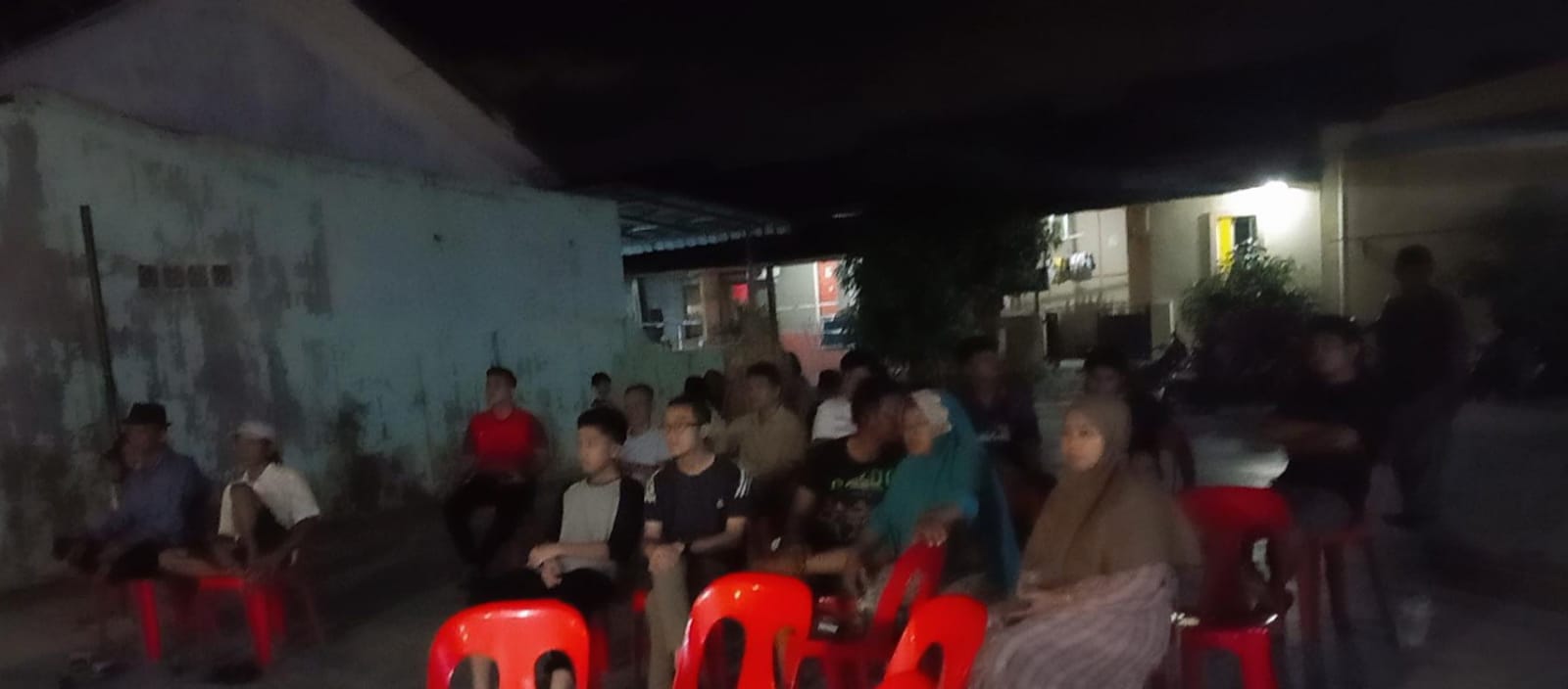 Emak Emak Ramaikan Nobar Indonesia U23 vs Uzbekistan U23 di Gedung Serba Guna Rw 043 Botania Garden