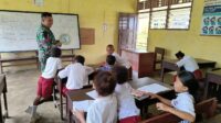 TNI Satgas Yonif 407/PK Melaksanakan Kegiatan Menjadi Tenaga Pendidik di Sekolah SD Diwilayah Penugasan