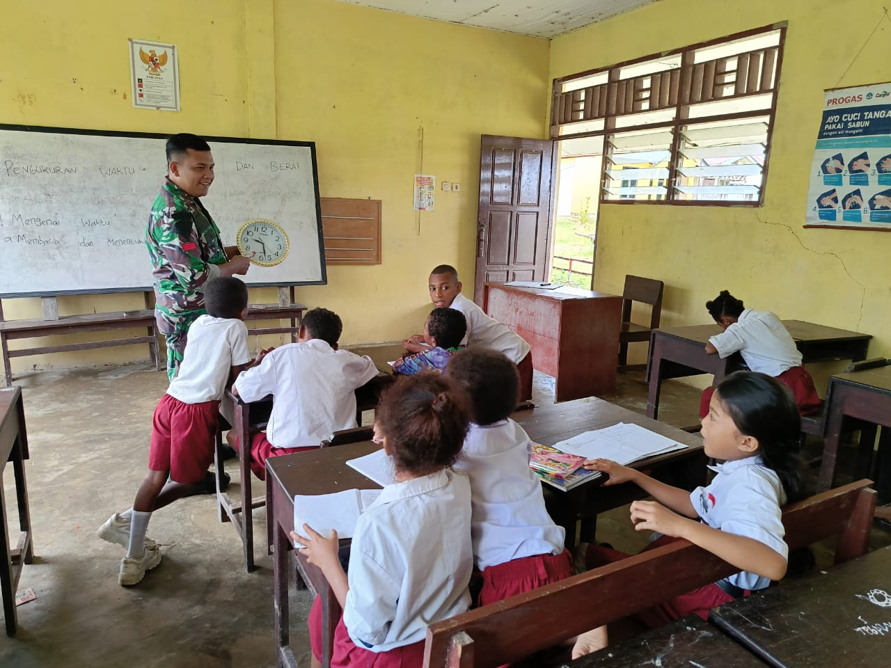 TNI Satgas Yonif 407/PK Melaksanakan Kegiatan Menjadi Tenaga Pendidik di Sekolah SD Diwilayah Penugasan