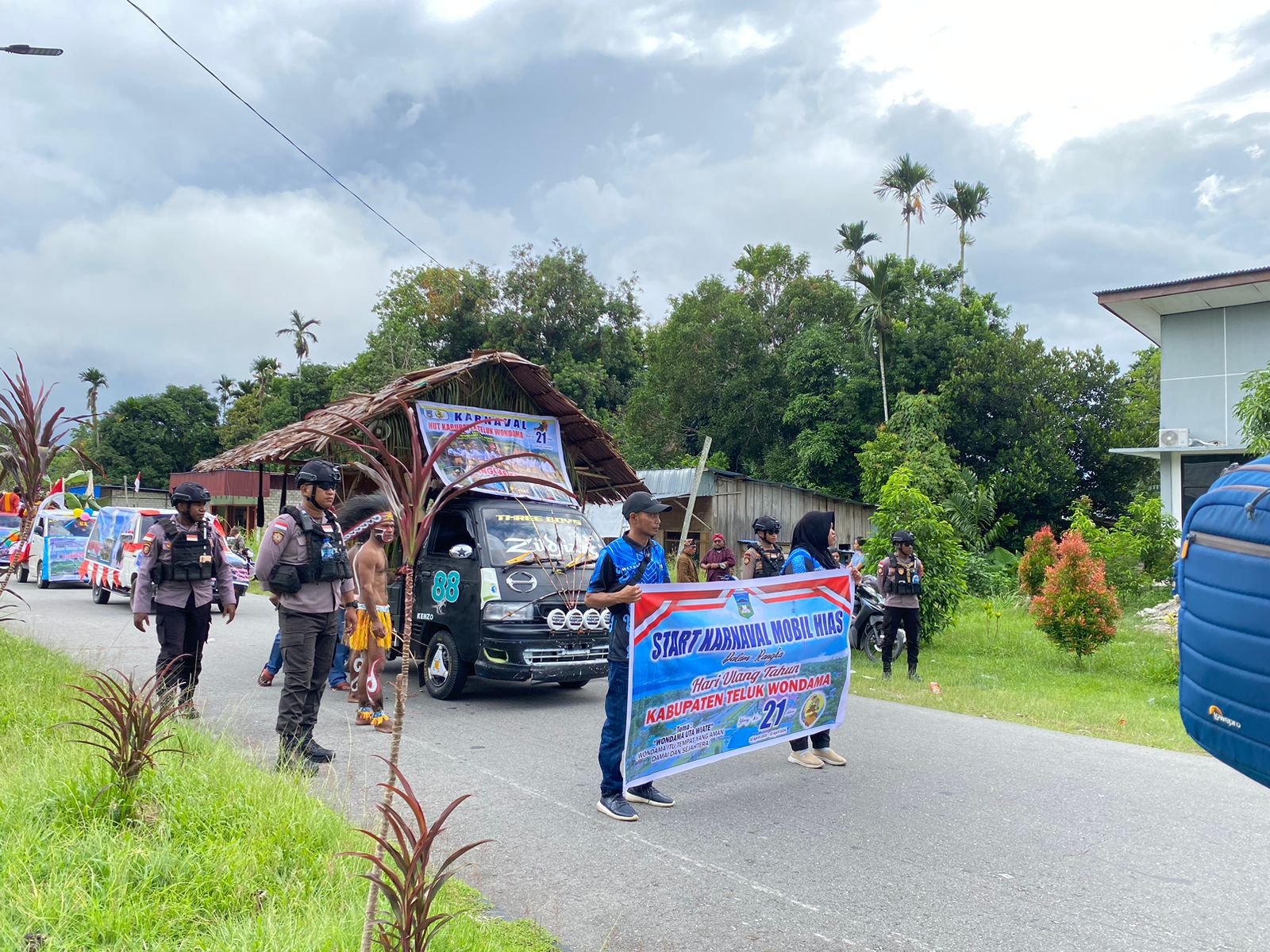 Polres Teluk Wondama Pengamanan Karnaval Mobil Hias Peringati HUT Kabupaten Teluk Wondama Ke-21