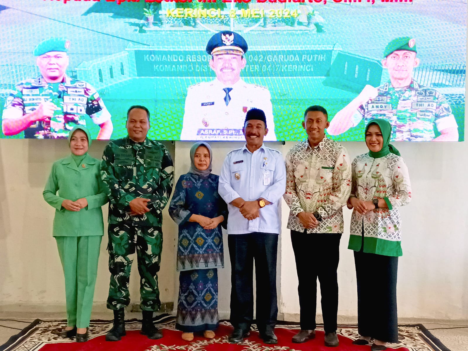KERINCI - Pj. Bupati Kerinci Asraf, bersama jajaran Forum Koordinasi Pemerintah Daerah (Forkopimda) dan Pemerintah Kabupaten Kerinci, Rabu, (08/05/2024) mengikuti acara lepas sambut antara Komandan Kodim (Dandim) 0417/Kerinci  dari Letkol Inf. Andi Irawan, SH kepada Letkol Inf. Eko Budiarto, S.I.P, M.I.P.

Kegiatan Lepas Sambut tersebut dipusatkan di Ruang Pola Kantor Bupati Kerinci Bukit Tengah dan diwarnai suasa haru bahagia atas dedikasi Letkol Inf. Andi Irawan selama menjabat Dandim 0417/Kerinci.

Dalam kesempatan itu, Pj. Bupati Kerinci Asraf menyampaikan bahwa Letkol Inf. Andi Irawan selama menjabat di Dandim 0417/Kerinci telah menunjukkan dedikasi yang sangat baik. Ini patut untuk diapresiasi karena telah berhasil menjalin kerja sama yang baik dalam menciptakan kondusifitas di wilayah Kabupaten Kerinci.

"Atas nama pemerintah daerah dan masyarakat Kabupaten Kerinci, saya sangat mengapresiasi kinerja Letkol Inf Andi Irawan dalam menyelesaikan ragam persoalan keamanan dan ketertiban yang baik di Kabupaten Kerinci ini," ucapnya.

Menurut Pj. Bupati Asraf, Letkol Inf Andi Irawan sudah menjadi bagian dari masyarakat kerinci, yang tidak kalah penting ialah disaat terjadinya bencana banjir yang melanda Kabupaten Kerinci beberapa waktu yang lalu, Letkol Inf Andi Irawan selaku Komandan Satgas Tanggap Darurat Bencana, menjadi ujung tombak yang mengkomandoi persoalan tersebut, komunikasi dan koordinasi yang dijalin selama ini sudah berjalan dengan baik seperti yang diharapkan.

Dalam waktu yang sama, Pj. Bupati Asraf juga menyambut baik kedatangan Dandim 0417/Kerinci yang baru, Letkol Inf Eko Budiarto. S. I. P, M. I. P,.  Pj. Bupati Asraf meyakini, jika kepemimpinan ini dapat diteruskan. Khususnya dalam menjaga sinergitas antara Pemerintah Daerah dan seluruh jajaran Forkopimda.

"Kolaborasi harus terus diupayakan dalam mewujudkan masyarakat yang berintegritas," ujarnya.

Sementara itu, Letkol Inf Andi Irawan sebelum pergi meninggalkan Bumi Sakti Alam Kerinci yang dikenal dengan Sekepal Tanah Surga menyampaikan, ucapan terima kasih atas koordinasi yang telah dibangun dalam melaksanakan tugas dan kewajiban.

Sehingga, kinerja itu dapat berdampak baik bagi masyarakat di Kabupaten Kerinci khususnya.

"Ini menjadi pengalaman dan kesempatan saya untuk memberikan kontribusi terbaik bersama dengan jajaran pemerintah Kabupaten Kerinci dan juga Forkopimda," katanya.

Disisi lain, Letkol Inf Eko Budiarto, juga mengatakan, bahwa ia akan berusaha dalam melanjutkan kinerja yang baik di masa Letkol Inf Andi Irawan sebelumnya untuk kemajuan Kabupaten Kerinci. 

Sesegera mungkin kami akan menyesuaikan diri untuk meneruskan koordinasi dengan Forkopimda di lingkup Kabupaten Kerinci," singkatnya.

Editor : Abdul
Reporter : revina
