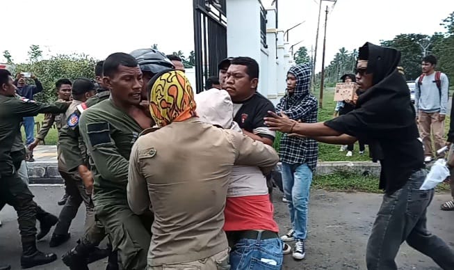 Aksi HMI Pressure 6 Tuntutan Berakhir Bentrok Dengan Satpol-PP