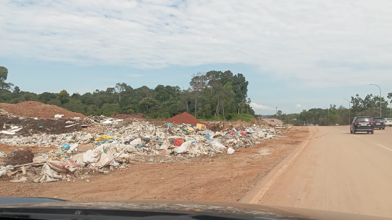 Sampah Berserakan di Jalan Jendral Sudirman Arah Simpang Kepri Mall Warga Keluhkan Kalau Dibiarkan Akan Menumpuk