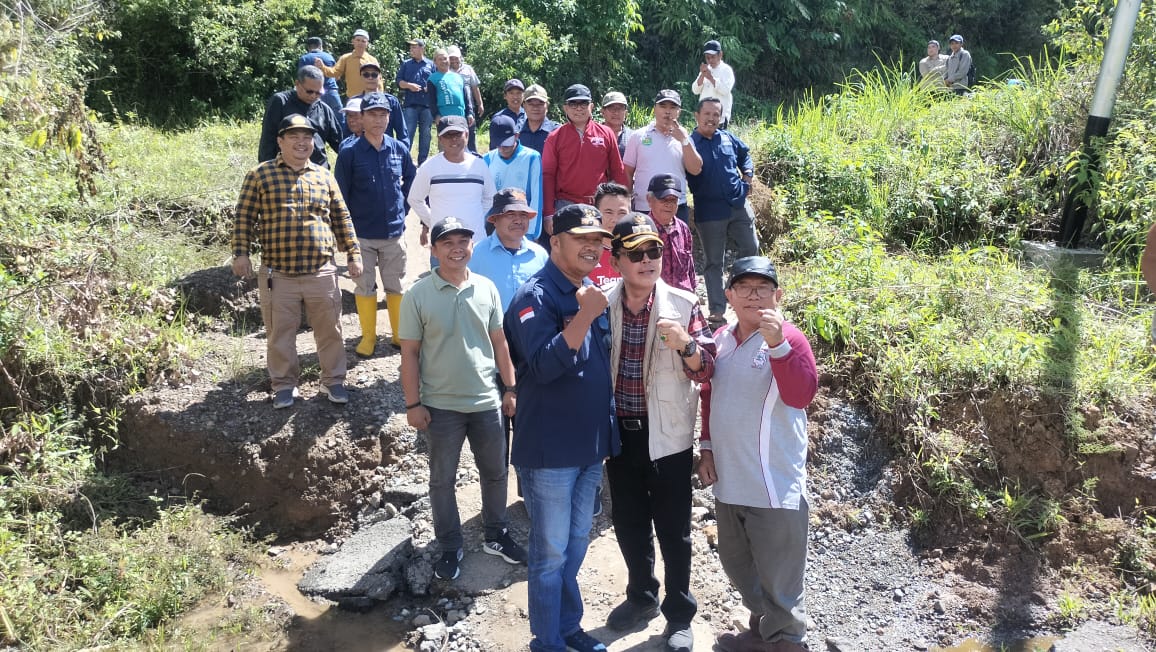 Walikota Sungai Penuh Ahmadi Zubir Bersama Asisten 1 dan Kadis PU Meninjau Titik Jalan dari Desa Ulu Menuju RKE yang Longsor