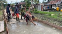 Lestarikan Budaya Gotong Royong, Satgas Yonif 407/PK Karya Bakti Bersama Masyarakat