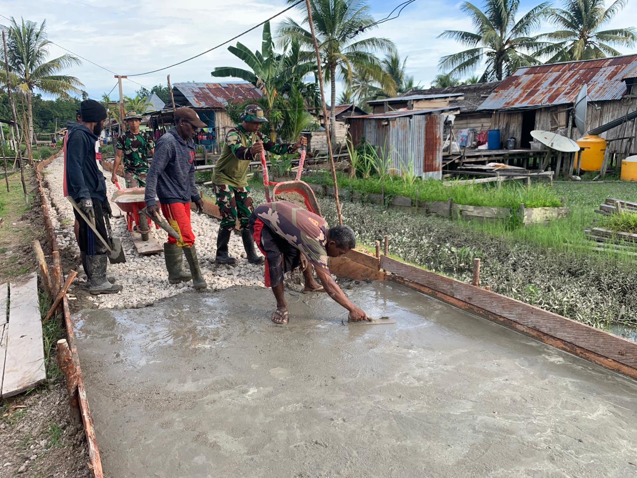 Lestarikan Budaya Gotong Royong, Satgas Yonif 407/PK Karya Bakti Bersama Masyarakat