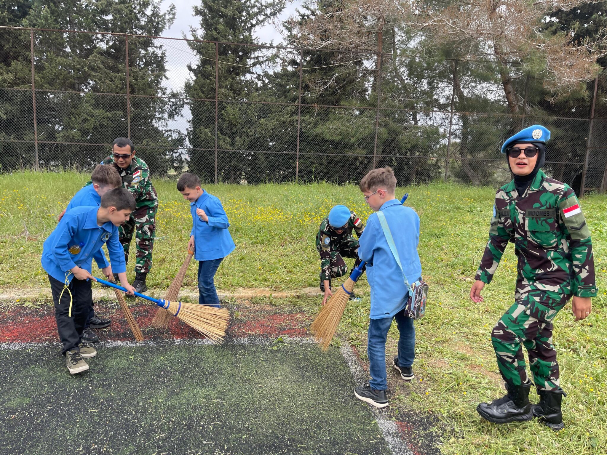 Community Walk Satgas Yonmek TNI Konga XXIII-R Unifil 2024, Gelar Jumat Bersih Di Frun Public School
