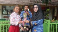 Kepsek SDN Kamal 01 Beri Sambutan Kepada Siswi Berprestasi, Ini Pesannya
