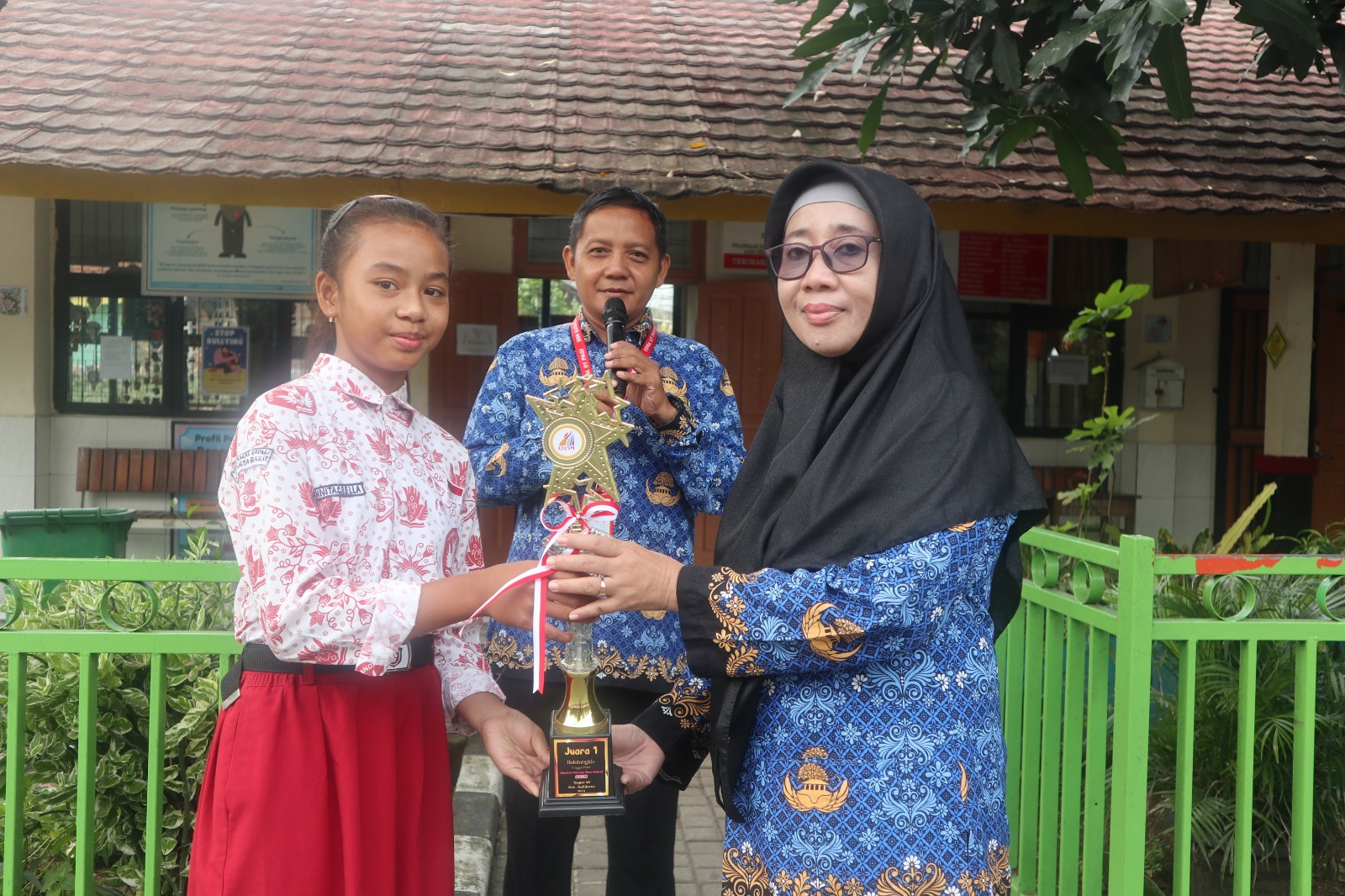 Kepsek SDN Kamal 01 Beri Sambutan Kepada Siswi Berprestasi, Ini Pesannya