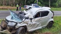 Sat Lantas Polres Bangka Barat Lakukan Olah TKP Laka Lantas di Pal 9 Mentok Goindonesia.id | Sat Lantas Polres Bangka Barat Lakukan olah TKP dan evakuasi mobil yang mengalami Laka lantas di pal 9 Muntok. Kejadian ini menimpa mobil Suzuki Ignis warna putih yang menabrak tiang listrik tepatnya di Desa Air Limau Pal 9, Kecamatan Mentok, Kabupaten Bangka Barat, Selasa( 12/3/2024 ). Unit Gakkum Sat Lantas Polres Bangka Barat Briptu Aldo Frans Dinata mengatakan, mobil tersebut dikemudikan Puskas Gianto ( 49 ) warga Kecamatan Sungailiat, Kabupaten Bangka. Kapolres Bangka Barat AKBP Ade Zamrah SIK melalui Kasat Lantas IPTU Widi Tupilia menyampaikan”Awalnya kami menerima informasi pengemudi mengalami luka parah tapi masih hidup,Namun informasi selanjutnya mengatakan bahwa si supir telah meninggal dunia” “Mobil tersebut mengalami kerusakan cukup parah, terutama di kap mesin, atap mobil dan dashboard mobil” “Tidak hentinya kami menghimbau kepada pengendara untuk selalu berhati hati dalam berkendara,upayakan untuk tidak berkendara dalam kondisi tubuh yang kurang fit dan kurang tidur,berkendara lah sesuai dengan peraturan yang berlaku” (Redi sofian koordinator liputan se Indonesia)