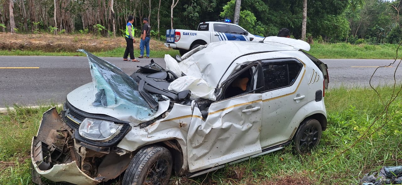 Sat Lantas Polres Bangka Barat Lakukan Olah TKP Laka Lantas di Pal 9 Mentok Goindonesia.id | Sat Lantas Polres Bangka Barat Lakukan olah TKP dan evakuasi mobil yang mengalami Laka lantas di pal 9 Muntok. Kejadian ini menimpa mobil Suzuki Ignis warna putih yang menabrak tiang listrik tepatnya di Desa Air Limau Pal 9, Kecamatan Mentok, Kabupaten Bangka Barat, Selasa( 12/3/2024 ). Unit Gakkum Sat Lantas Polres Bangka Barat Briptu Aldo Frans Dinata mengatakan, mobil tersebut dikemudikan Puskas Gianto ( 49 ) warga Kecamatan Sungailiat, Kabupaten Bangka. Kapolres Bangka Barat AKBP Ade Zamrah SIK melalui Kasat Lantas IPTU Widi Tupilia menyampaikan”Awalnya kami menerima informasi pengemudi mengalami luka parah tapi masih hidup,Namun informasi selanjutnya mengatakan bahwa si supir telah meninggal dunia” “Mobil tersebut mengalami kerusakan cukup parah, terutama di kap mesin, atap mobil dan dashboard mobil” “Tidak hentinya kami menghimbau kepada pengendara untuk selalu berhati hati dalam berkendara,upayakan untuk tidak berkendara dalam kondisi tubuh yang kurang fit dan kurang tidur,berkendara lah sesuai dengan peraturan yang berlaku” (Redi sofian koordinator liputan se Indonesia)