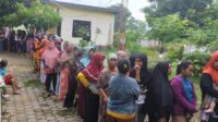 Ratusan Warga Antri Di Halaman Kecamatan Wongsorejo Demi Sembako Murah.