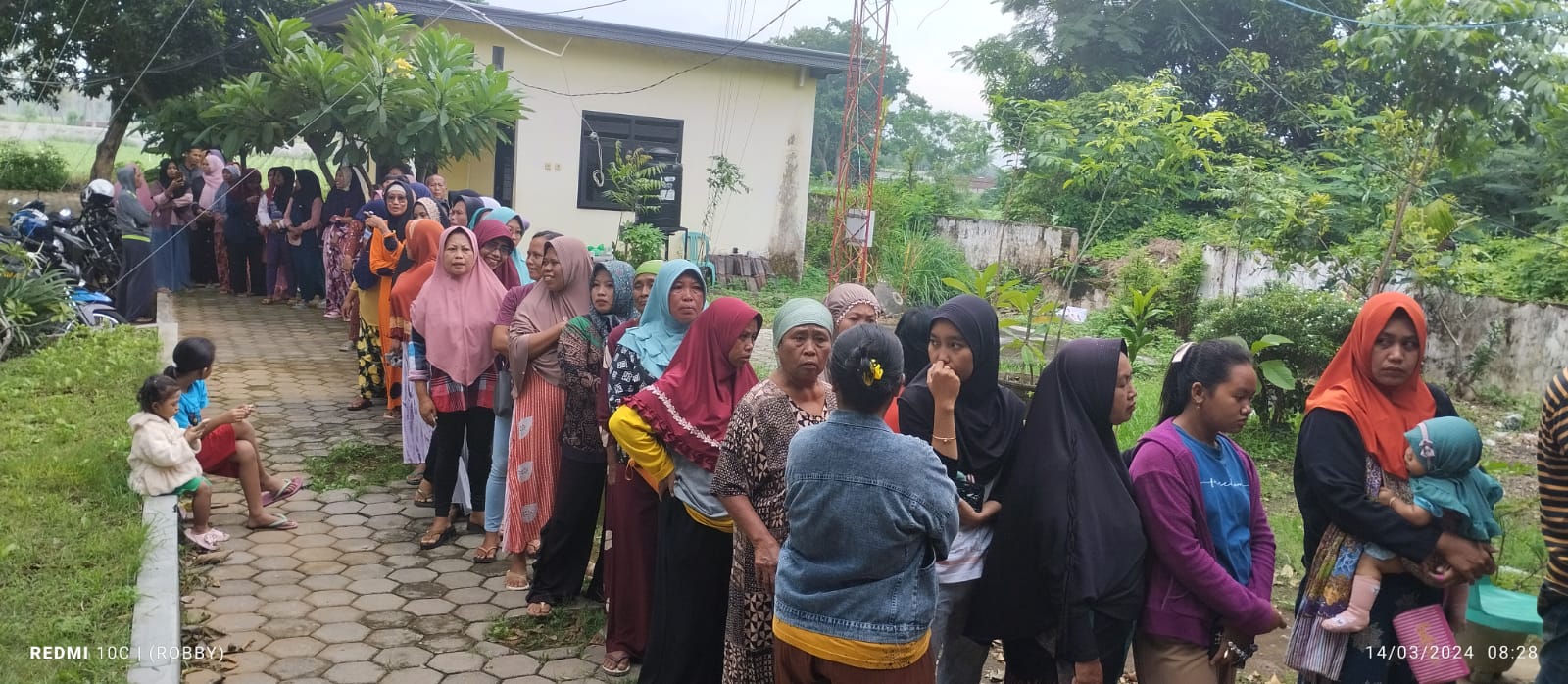 Ratusan Warga Antri Di Halaman Kecamatan Wongsorejo Demi Sembako Murah.