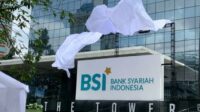arianTeks.com l JAKARTA (14/03) - PT Bank Syariah Indonesia Tbk. atau BSI kembali menunjukkan performa impresif. BSI resmi masuk ke jajaran Top 10 Global Islamic Bank dari sisi kapitalisasi pasar, seiring harga saham emiten bersandi BRIS yang melesat sehingga mendorong market cap perseroan menembus Rp131,47 triliun. Raihan tersebut lebih cepat dari target perseroan mencapai Top 10 Global Islamic Bank berdasarkan market capitalization/market cap terbesar pada tahun 2025. Torehan kapitalisasi pasar terbesar itu mengacu pada penutupan harga saham BRIS pada perdagangan Rabu (13/3). Kapitalisasi pasar BRIS menjadi Rp131,47 triliun atau setara US$8,44 miliar. Secara global, BRIS berada pada peringkat 10 dengan kapitalisasi pasar terbesar bank syariah dunia di bawah Emirates Islamic Bank US$10,38 miliar pada posisi 9 dan Abu Dhabi Islamic Bank US$10,94 miliar pada posisi 8 terbesar. Mencermati penaikan saham BRIS, Direktur Utama PT Bank Syariah Indonesia Tbk Hery Gunardi mengatakan, peningkatan BRIS sejalan dengan kondisi IHSG yang bergerak di rentang 7.409,67 hingga menembus rekor 7.435,81. BRIS pun menjadi salah satu faktor pendorong yang turut menggerakkan IHSG menjadi hijau. Selain itu, Hery menjelaskan saat ini sektor perbankan terutama Top 4 Banks masih menjadi andalan utama investor domestik dan global di Bursa Efek Indonesia karena kinerjanya yang stabil. Terlebih, 3 dari Top 4 Banks adalah induk dari BRIS yaitu, BMRI, BBRI dan BBNI. “Pun kemudian ketika BRIS ternyata memiliki fundamental performance sangat baik, maka BRIS pun menjadi saham yang banyak dikoleksi investor,” ujarnya menegaskan. Terkait hal tersebut, Menteri BUMN Erick Thohir mengatakan investor asing semakin percaya terhadap kinerja fundamental perseroan maupun kinerja sahamnya di lantai bursa Indonesia. Hal tersebut membuktikan kehadiran BSI sejak 2021 yang diproyeksikan sebagai lokomotif ekonomi syariah tumbuh secara berkelanjutan. “Apresiasi investor asing yang merupakan institusi terpercaya di bidang investasi ini adalah sebuah kepercayaan luar biasa bagi BSI. Ini menjadi bukti bahwa kinerja kami yang tumbuh berkelanjutan memiliki nilai ekonomi yang potensial di masa depan,” kata Erick. Erick mengatakan, pemerintah sebenarnya menargetkan BSI masuk dalam 10 besar bank syariah dunia berdasarkan kapitalisasi pasar pada 2025. Namun ternyata realisasinya lebih cepat, yang membuktikan BSI memiliki resiliensi tinggi dalam menghadapi berbagai tantangan ekonomi. Prestasi BSI ini, lanjut Erick, menjadi pembuktian Indonesia sebagai negara dengan mayoritas penduduk muslim mempunyai bank syariah terbesar dengan fundamental kinerja yang tangguh. BSI berhasil menjaga kinerja keuangan tetap tumbuh secara impresif di tengah tantangan dan ketidakpastian perekonomian global karena meningkatnya tensi geopolitik dunia. Keberhasilan BSI dalam menjaga kinerja positif itu ditunjukkan dengan pencapaian laba yang tumbuh 33,88% (yoy) menjadi Rp5,70 triliun hingga kuarta Kontributor utama penopang kinerja positif BSI di antaranya adalah pembiayaan, penghimpunan dana pihak ketiga (DPK) dan dana murah yang tumbuh dua digit, respon strategi yang tepat serta model bisnis yang fleksibel dan terdigitalisasi. Pada perdagangan di Bursa Efek Indonesia (13/3), saham BRIS dibuka pada level harga Rp2.610 dan ditutup pada Rp2.850 atau naik 9,62%. Dari harga penutupan tersebut, harga saham BRIS telah naik hingga 63,79% jika dihitung sejak awal tahun 2024 (YTD) atau naik 114% dalam satu tahun. Dengan level harga BRIS saat ini, target price konsensus para analis di Bloomberg sebesar Rp2.540 telah terlampaui. Di sisi lain, Hery lanjut menjelaskan, untuk menjaga kepercayaan publik, BSI juga terus aktif melakukan kegiatan update kepada investor potensial baik yang sudah maupun yang belum memiliki saham BRIS melalui berbagai kegiatan konferensi dan non-deal roadshow (NDR). Oleh karena itu, kami pun tentu akan menjaga kepercayaan ini dengan terus meningkatkan kinerja semakin baik. Kami ingin menjadikan BSI sebagai salah satu bank transaksional terbaik di segmen retail maupun wholesale,” ujar Hery menegaskan. Di segmen retail, BSI terus meningkatkan infrastruktur dan inovasi, dengan penambahan jumlah ATM, EDC, serta perluasan channel digital guna memberikan pelayanan yang lebih baik kepada nasabah. Saat ini BSI telah memiliki lebih dari 1.100 kantor cabang yang tersebar di Indonesia, lebih dari 2.500 mesin ATM, lebih dari 1.200 EDC, dan 86.200 agen laku pandai BSI Smart. BSI juga memperkuat layanan digital pada BSI Mobile dengan fitur-fitur yang mumpuni, dalam rangka beyond sharia banking. Selain transfer antar bank, buka rekening secara online, BSI Mobile juga dapat digunakan untuk pengajuan pembiayaan secara online. Mulai dari pembiayaan gadai emas, cicil emas, mitraguna, dan oto. Selain itu, BSI Mobile juga memiliki layanan Islami, transaksi top up wallet, e-commerce, serta pembayaran zakat, infak dan shadaqah (ZISWAF). Di segmen wholesale, BSI baru-baru ini memperkuat layanan digital dengan menghadirkan platform transaction banking. Platform yang mengusung konsep ‘single sign on’ ini memberikan solusi transaksi finansial yang efisien, aman dan kemudahan akses bagi nasabah untuk layanan Cash Management, value Chain, FX dan Trade Finance dengan sekali klik. Upaya BSI dalam menjaga pertumbuhan bisnis tersebut telah menuai apresiasi positif. Terbaru, mengacu pada data kepemilikan saham Bloomberg, terdapat beberapa investor asing yang baru-baru ini gencar memborong saham BRIS, seperti Dimensional Fund Advisors LP, lembaga investasi, yang bermarkas di Austin, Texas, Amerika Serikat (AS), SEI Investments Co., perusahaan jasa keuangan dari Oaks, Pennsylvania, AS, RWC Partners Ltd, BlackRock Inc serta UBS AG. Adapun pada sesi perdagangan I, Kamis (14/3), saham BRIS kembali melonjak ke level harga baru yaitu Rp2.910 per lembar saham. Kapitalisasi pasar BSI pada sesi perdagangan tersebut menjadi Rp132,89 triliun.(") Editor : Abdul Reporter : Iskanadar Sumber: Biro Humas Kementerian BUMN