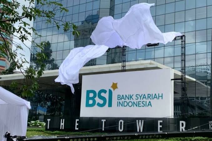 arianTeks.com l JAKARTA (14/03) - PT Bank Syariah Indonesia Tbk. atau BSI kembali menunjukkan performa impresif. BSI resmi masuk ke jajaran Top 10 Global Islamic Bank dari sisi kapitalisasi pasar, seiring harga saham emiten bersandi BRIS yang melesat sehingga mendorong market cap perseroan menembus Rp131,47 triliun. Raihan tersebut lebih cepat dari target perseroan mencapai Top 10 Global Islamic Bank berdasarkan market capitalization/market cap terbesar pada tahun 2025. Torehan kapitalisasi pasar terbesar itu mengacu pada penutupan harga saham BRIS pada perdagangan Rabu (13/3). Kapitalisasi pasar BRIS menjadi Rp131,47 triliun atau setara US$8,44 miliar. Secara global, BRIS berada pada peringkat 10 dengan kapitalisasi pasar terbesar bank syariah dunia di bawah Emirates Islamic Bank US$10,38 miliar pada posisi 9 dan Abu Dhabi Islamic Bank US$10,94 miliar pada posisi 8 terbesar. Mencermati penaikan saham BRIS, Direktur Utama PT Bank Syariah Indonesia Tbk Hery Gunardi mengatakan, peningkatan BRIS sejalan dengan kondisi IHSG yang bergerak di rentang 7.409,67 hingga menembus rekor 7.435,81. BRIS pun menjadi salah satu faktor pendorong yang turut menggerakkan IHSG menjadi hijau. Selain itu, Hery menjelaskan saat ini sektor perbankan terutama Top 4 Banks masih menjadi andalan utama investor domestik dan global di Bursa Efek Indonesia karena kinerjanya yang stabil. Terlebih, 3 dari Top 4 Banks adalah induk dari BRIS yaitu, BMRI, BBRI dan BBNI. “Pun kemudian ketika BRIS ternyata memiliki fundamental performance sangat baik, maka BRIS pun menjadi saham yang banyak dikoleksi investor,” ujarnya menegaskan. Terkait hal tersebut, Menteri BUMN Erick Thohir mengatakan investor asing semakin percaya terhadap kinerja fundamental perseroan maupun kinerja sahamnya di lantai bursa Indonesia. Hal tersebut membuktikan kehadiran BSI sejak 2021 yang diproyeksikan sebagai lokomotif ekonomi syariah tumbuh secara berkelanjutan. “Apresiasi investor asing yang merupakan institusi terpercaya di bidang investasi ini adalah sebuah kepercayaan luar biasa bagi BSI. Ini menjadi bukti bahwa kinerja kami yang tumbuh berkelanjutan memiliki nilai ekonomi yang potensial di masa depan,” kata Erick. Erick mengatakan, pemerintah sebenarnya menargetkan BSI masuk dalam 10 besar bank syariah dunia berdasarkan kapitalisasi pasar pada 2025. Namun ternyata realisasinya lebih cepat, yang membuktikan BSI memiliki resiliensi tinggi dalam menghadapi berbagai tantangan ekonomi. Prestasi BSI ini, lanjut Erick, menjadi pembuktian Indonesia sebagai negara dengan mayoritas penduduk muslim mempunyai bank syariah terbesar dengan fundamental kinerja yang tangguh. BSI berhasil menjaga kinerja keuangan tetap tumbuh secara impresif di tengah tantangan dan ketidakpastian perekonomian global karena meningkatnya tensi geopolitik dunia. Keberhasilan BSI dalam menjaga kinerja positif itu ditunjukkan dengan pencapaian laba yang tumbuh 33,88% (yoy) menjadi Rp5,70 triliun hingga kuarta Kontributor utama penopang kinerja positif BSI di antaranya adalah pembiayaan, penghimpunan dana pihak ketiga (DPK) dan dana murah yang tumbuh dua digit, respon strategi yang tepat serta model bisnis yang fleksibel dan terdigitalisasi. Pada perdagangan di Bursa Efek Indonesia (13/3), saham BRIS dibuka pada level harga Rp2.610 dan ditutup pada Rp2.850 atau naik 9,62%. Dari harga penutupan tersebut, harga saham BRIS telah naik hingga 63,79% jika dihitung sejak awal tahun 2024 (YTD) atau naik 114% dalam satu tahun. Dengan level harga BRIS saat ini, target price konsensus para analis di Bloomberg sebesar Rp2.540 telah terlampaui. Di sisi lain, Hery lanjut menjelaskan, untuk menjaga kepercayaan publik, BSI juga terus aktif melakukan kegiatan update kepada investor potensial baik yang sudah maupun yang belum memiliki saham BRIS melalui berbagai kegiatan konferensi dan non-deal roadshow (NDR). Oleh karena itu, kami pun tentu akan menjaga kepercayaan ini dengan terus meningkatkan kinerja semakin baik. Kami ingin menjadikan BSI sebagai salah satu bank transaksional terbaik di segmen retail maupun wholesale,” ujar Hery menegaskan. Di segmen retail, BSI terus meningkatkan infrastruktur dan inovasi, dengan penambahan jumlah ATM, EDC, serta perluasan channel digital guna memberikan pelayanan yang lebih baik kepada nasabah. Saat ini BSI telah memiliki lebih dari 1.100 kantor cabang yang tersebar di Indonesia, lebih dari 2.500 mesin ATM, lebih dari 1.200 EDC, dan 86.200 agen laku pandai BSI Smart. BSI juga memperkuat layanan digital pada BSI Mobile dengan fitur-fitur yang mumpuni, dalam rangka beyond sharia banking. Selain transfer antar bank, buka rekening secara online, BSI Mobile juga dapat digunakan untuk pengajuan pembiayaan secara online. Mulai dari pembiayaan gadai emas, cicil emas, mitraguna, dan oto. Selain itu, BSI Mobile juga memiliki layanan Islami, transaksi top up wallet, e-commerce, serta pembayaran zakat, infak dan shadaqah (ZISWAF). Di segmen wholesale, BSI baru-baru ini memperkuat layanan digital dengan menghadirkan platform transaction banking. Platform yang mengusung konsep ‘single sign on’ ini memberikan solusi transaksi finansial yang efisien, aman dan kemudahan akses bagi nasabah untuk layanan Cash Management, value Chain, FX dan Trade Finance dengan sekali klik. Upaya BSI dalam menjaga pertumbuhan bisnis tersebut telah menuai apresiasi positif. Terbaru, mengacu pada data kepemilikan saham Bloomberg, terdapat beberapa investor asing yang baru-baru ini gencar memborong saham BRIS, seperti Dimensional Fund Advisors LP, lembaga investasi, yang bermarkas di Austin, Texas, Amerika Serikat (AS), SEI Investments Co., perusahaan jasa keuangan dari Oaks, Pennsylvania, AS, RWC Partners Ltd, BlackRock Inc serta UBS AG. Adapun pada sesi perdagangan I, Kamis (14/3), saham BRIS kembali melonjak ke level harga baru yaitu Rp2.910 per lembar saham. Kapitalisasi pasar BSI pada sesi perdagangan tersebut menjadi Rp132,89 triliun.(") Editor : Abdul Reporter : Iskanadar Sumber: Biro Humas Kementerian BUMN