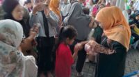 Warga Surabaya Serbu Pasar Murah di Depan Kediaman Khofifah