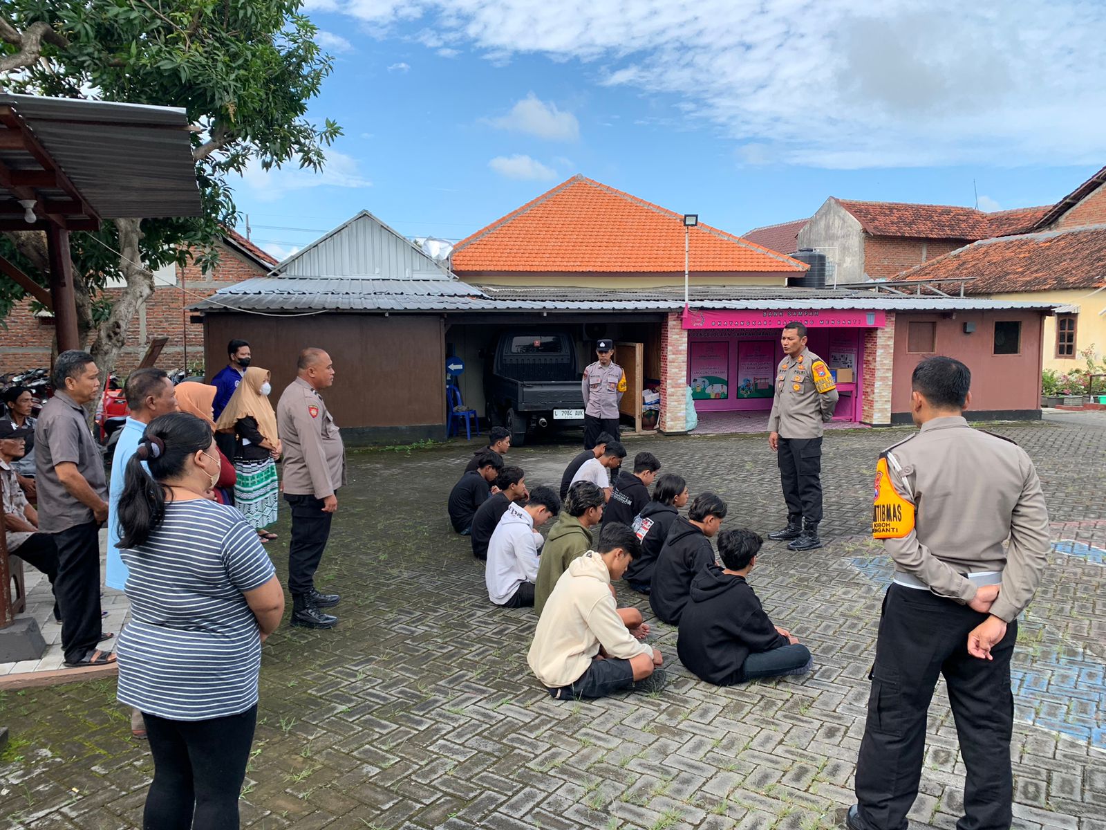 Kapolsek Menganti Amankan Belasan Pelajar Yang Berkeliaran di Luar Jam Malam