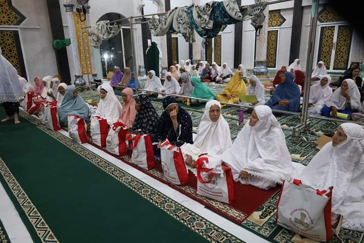 Pemerintah Kota Tanjungbalai H Waris Tholib Menyerahkan Bantuan Pangan Cadangan Beras Dari Presiden RI Joko Widodo Ke Jemaah Mesjid Nurul jalal.