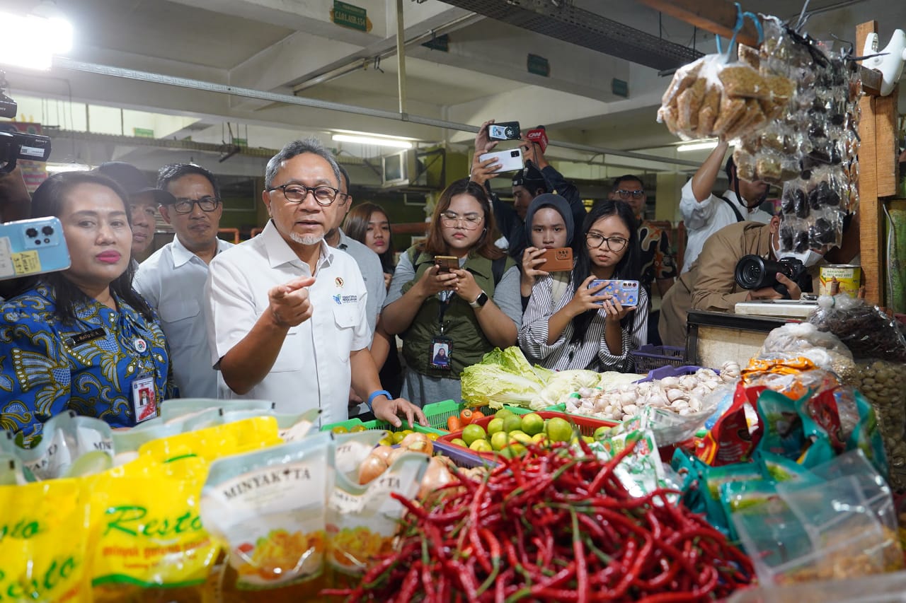 Mendag Tinjau Stok dan Harga Bapok di Pasar Kramat Jati,Jakarta