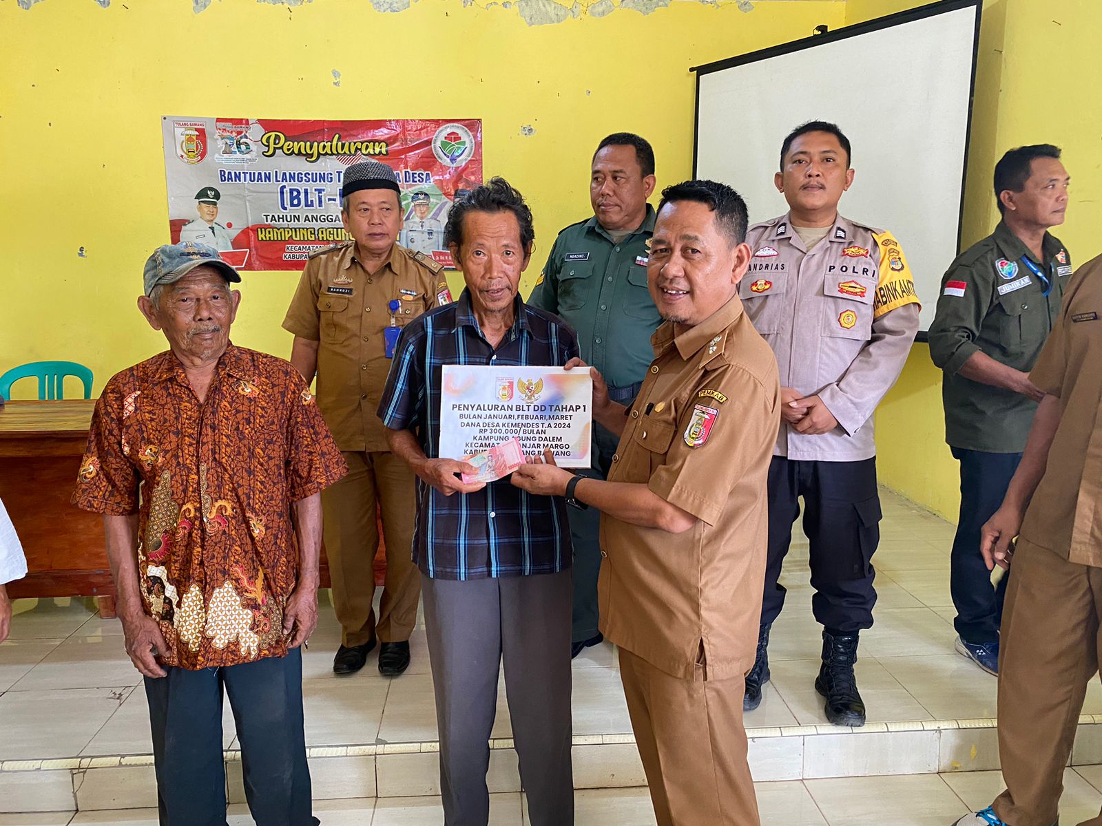 Pemerintah Salurkan 30 KPM BLT DD di Kampung Agung Dalem Kecamatan Banjar Margo