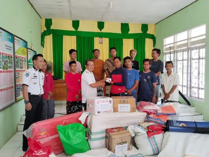 Interpretasikan Kehadiran Pemerintah Dinas Sosial dan BPBD Serahkan Bantuan Tanggap Darurat Kepada 12 Korban KM. Yuiee Jaya 02