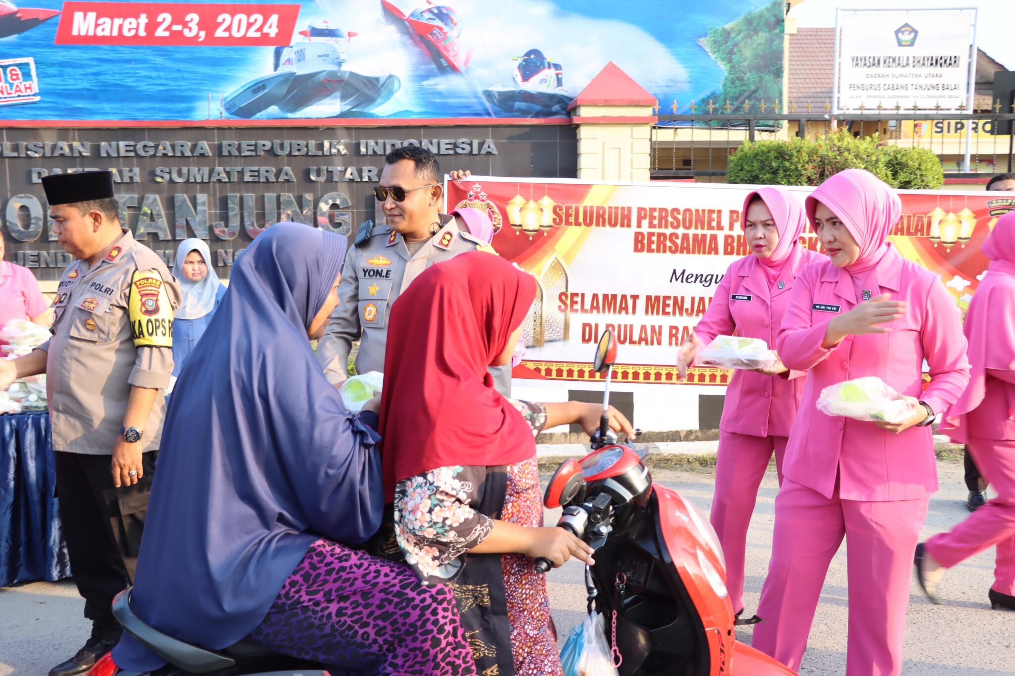 Ramadhan Penuh Berkah, Polres Tanjung Balai Berikan Ribuan Bungkus Takjil Gratis dan Puluhan Helm Bagi Masyarakat Pengguna Jalan