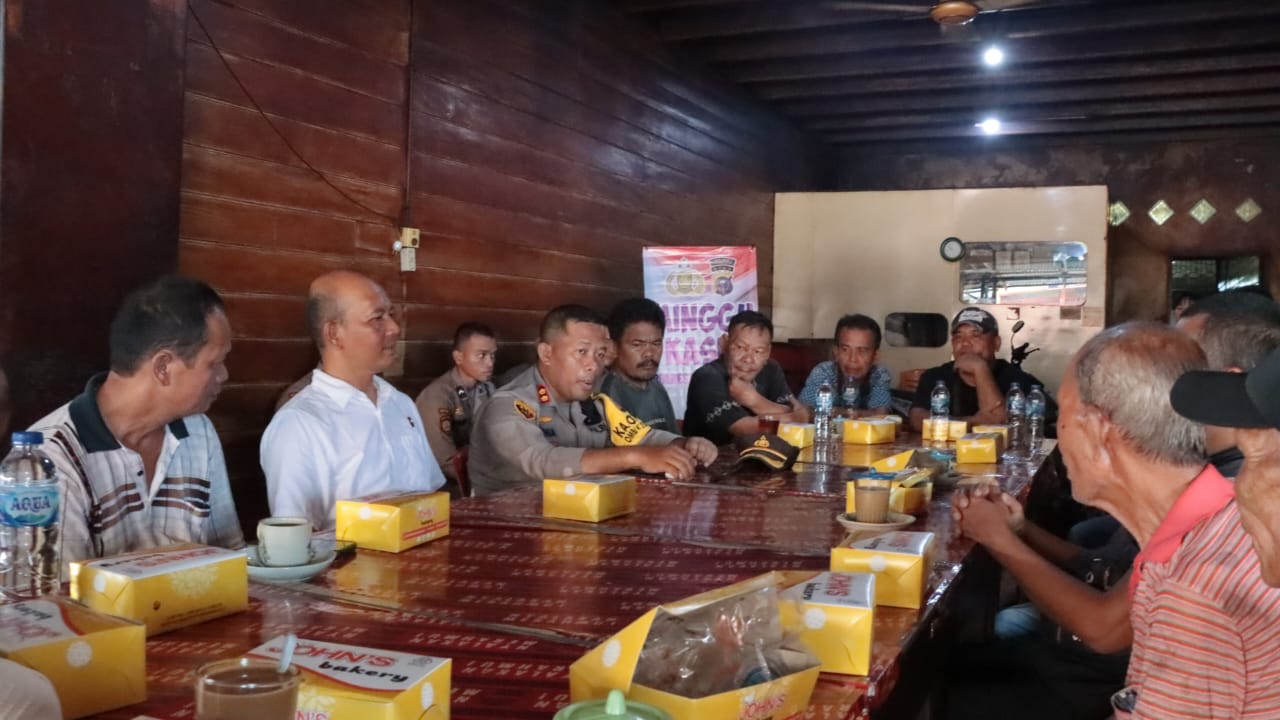 MERANTI | Go Indonesia.id -Minggu Kasih Polres Kepulauan Meranti Bersama Komunitas suku Batak Selatpanjang bertempat di Kedai Kopi Abak Jalan Imam Bonjol Kelurahan Selatpanjang Kota Kecamatan Tebing Tinggi,Minggu (24/03/2024). Turut hadir Kapolres Kepulauan Meranti AKBP Kurnia Setyawan, SH SIK, Kanit II Idik Sat Reskrim Polres Kepulauan Meranti IPDA Dominikus Turnip, SE, Personil Polres Kepulauan Meranti, Komunitas Orang Batak Kabupaten Kepulauan Meranti 15 Orang. Acara di awali dengan sambutan dari Kapolres Kepulauan Meranti, Minggu Kasih ini merupakan program Polres Kepulauan Meranti untuk bertemu dengan masyarakat/komunitas suku Batak agar bersama-bersama dapat bertukar fikiran, dan memberikan saran. "Kemudian, Tanggal 24 Agustus 2024 kita akan menghadapi Tahap-tahap Pilkada yaitu dimulai dengan Pendaftaran para Calon, " Katanya Polres Meranti Menghimbau kepada Komunitas masyarakat suku Batak Kabupaten Kepulauan Meranti terhindar dari bahaya penyalahgunaan Narkoba serta dampak buruk yang ditimbulkannya, terutama di kalangan remaja demi meningkatkan kesadaran masyarakat akan peran pentingnya dalam menentukan masa depan bangsa. Dan Mengajak bersama Komunitas Orang Batak untuk mencegah premanisme, kenakalan remaja, senpi, sajam, handak, narkoba dan hal menonjol yang meresahkan masyarakat. "Dalam Perlindungan Anak Polres Kepulauan Meranti membuat Program Police Goes To School, Program ini merupakan kegiatan rutin yang menjadi Program Pimpinan Polri untuk memberikan arahan, pendidikan dan pencerahan di sekolah sebagai upaya memupuk kedekatan antara kepolisian dengan masyarakat khususnya para pelajar demi terciptanya keamanan dan kenyamanan dilingkungan sekolah, " Ujarnya Saya Menghimbau kepada masyarakat untuk dapat menggunakan helm pada saat berkendaraan dan tidak membawa kendaraan dengan kecepatan tinggi Saya berterimakasih kepada masyarakat dari indeks Bareskrim Dalam menggunakan media sosial untuk masyarakat Kabupaten Kepulauan Meranti tingkat kepercayaan Hoax sangat rendah. "Terkait Edaran Bupati Kabupaten Kepulauan Meranti tempat hiburan malam selama dibulan Suci Ramadhan ditutup, dan Polres Kepulauan Meranti tetap melakukan Patroli di setiap tempat-tempat hiburan malam yang beroperasi dibulan Suci Ramadhan 1445 H, " Debutnya Selajutnya Penyampaian Perwakilan Komunitas Batak Kabupaten Kepulauan Meranti oleh Rudi Sihombing, Kami mengucapkan banyak terimakasih kepada pihak Kepolisan yang membuat program Minggu kasih untuk saling bersilaturahmi dan berbagi informasi kepada kami semua, kami merasa senang bisa langsung bertemu dengan pak Kapolres. " Kami dari Komunitas masyarakat suku Batak siap mendukung kegiatan Polres Kep. Meranti dan kami juga akan menyampaikan informasi terkait dengan keamanan dan ketertiban di wilayah Kec. Tebing Tinggi, " Tutupnya. Editor :Abdul Reporter : Adi Sumber : (Humas Polres Meranti)