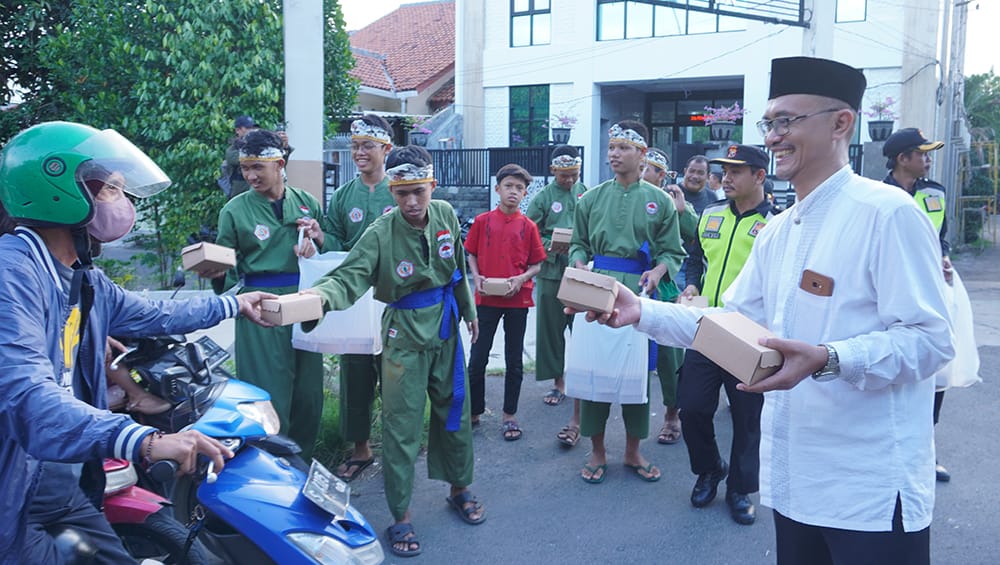 LDII, Persinas ASAD dan Senkom Mitra Polri Bagikan Takjil di Gunung Anyar