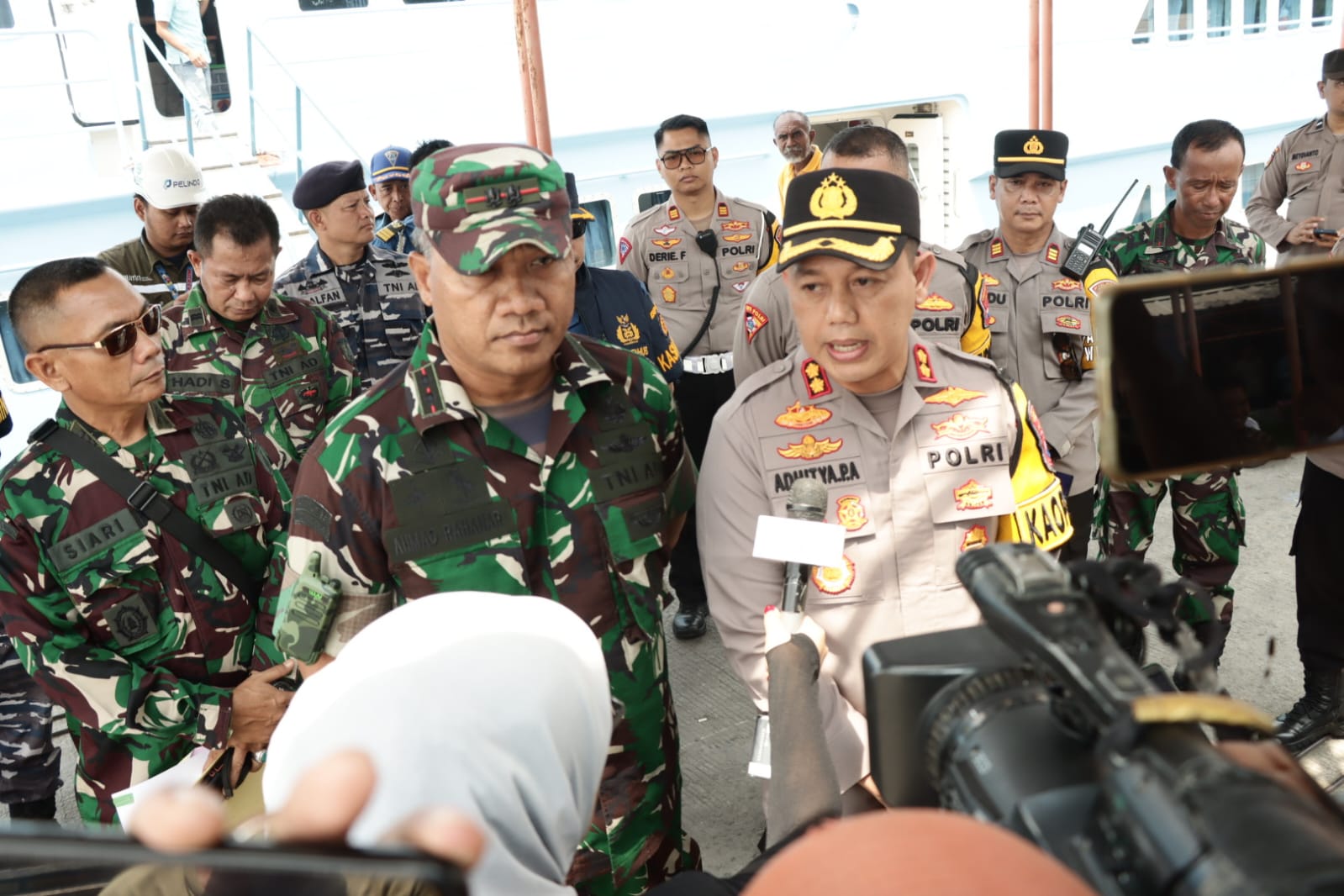 Kapolres Gresik Bersama Terjunkan Tim Trauma Healing untuk Korban Gempa di Pulau Bawean
