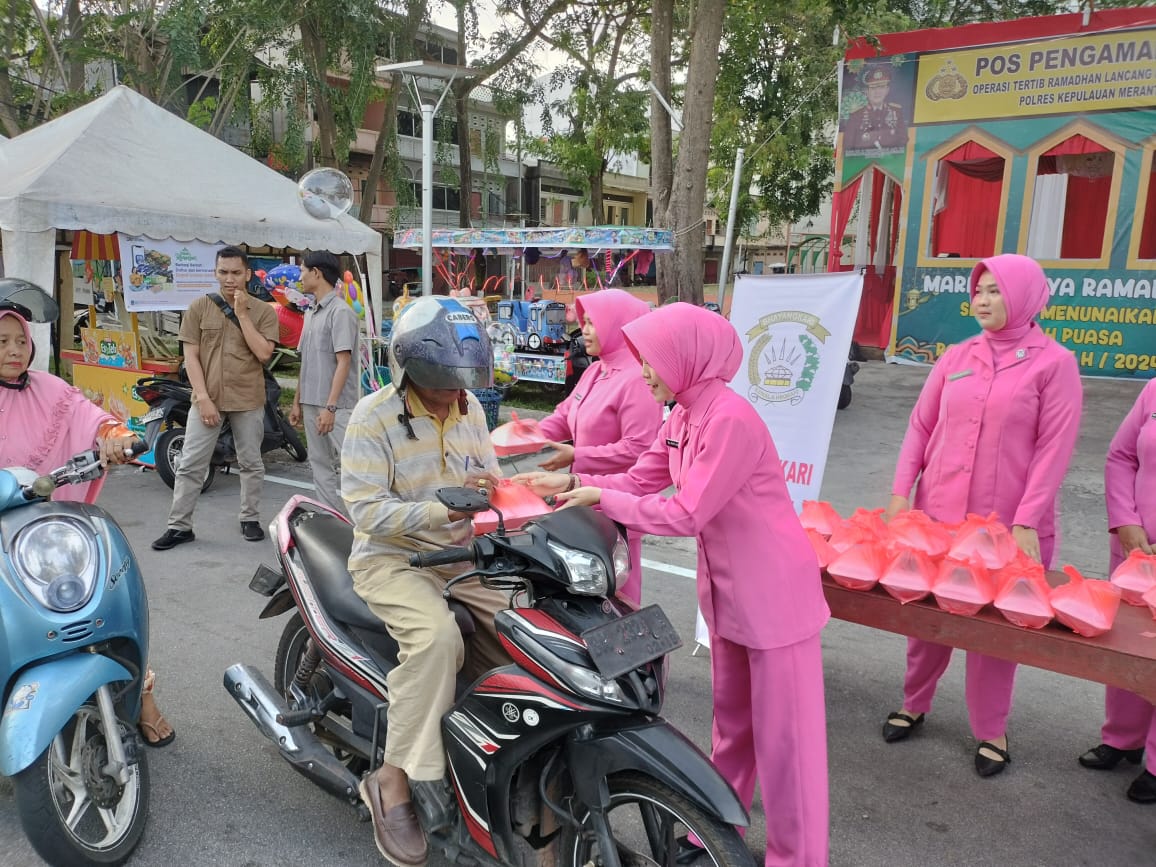 Bhayangkari Peduli Bersama Sat Intelkam Polres Kepulauan Meranti Berbagi Takjil Bersama