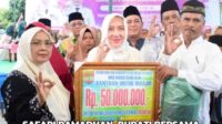 Bupati Musi Rawas, Hj. Ratna Machmud dan Wakil Bupati Menyerahkan Bantuan Masjid Sebesar 50 Juta