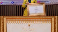 Bupati Musi Rawas, Hj Ratna Machmud Menerima Penghargaan Paritrana Award di Ballroom Hotel Arya Duta Palembang