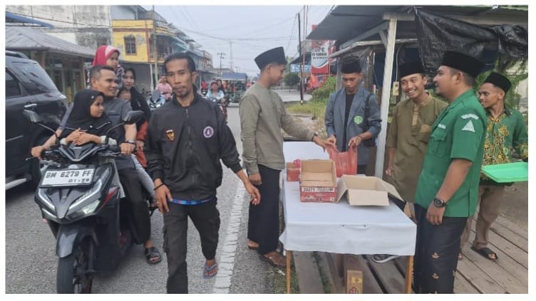 Ansor Banser Meranti Bagikan 2000 Paket Takjil ,Berkah Ramadhan