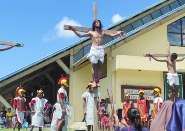 Jalan Salib Hidup di Ikuti Ratusan Umat Katolik Paroki Gereja St Fransiskus Xaverius Bolan