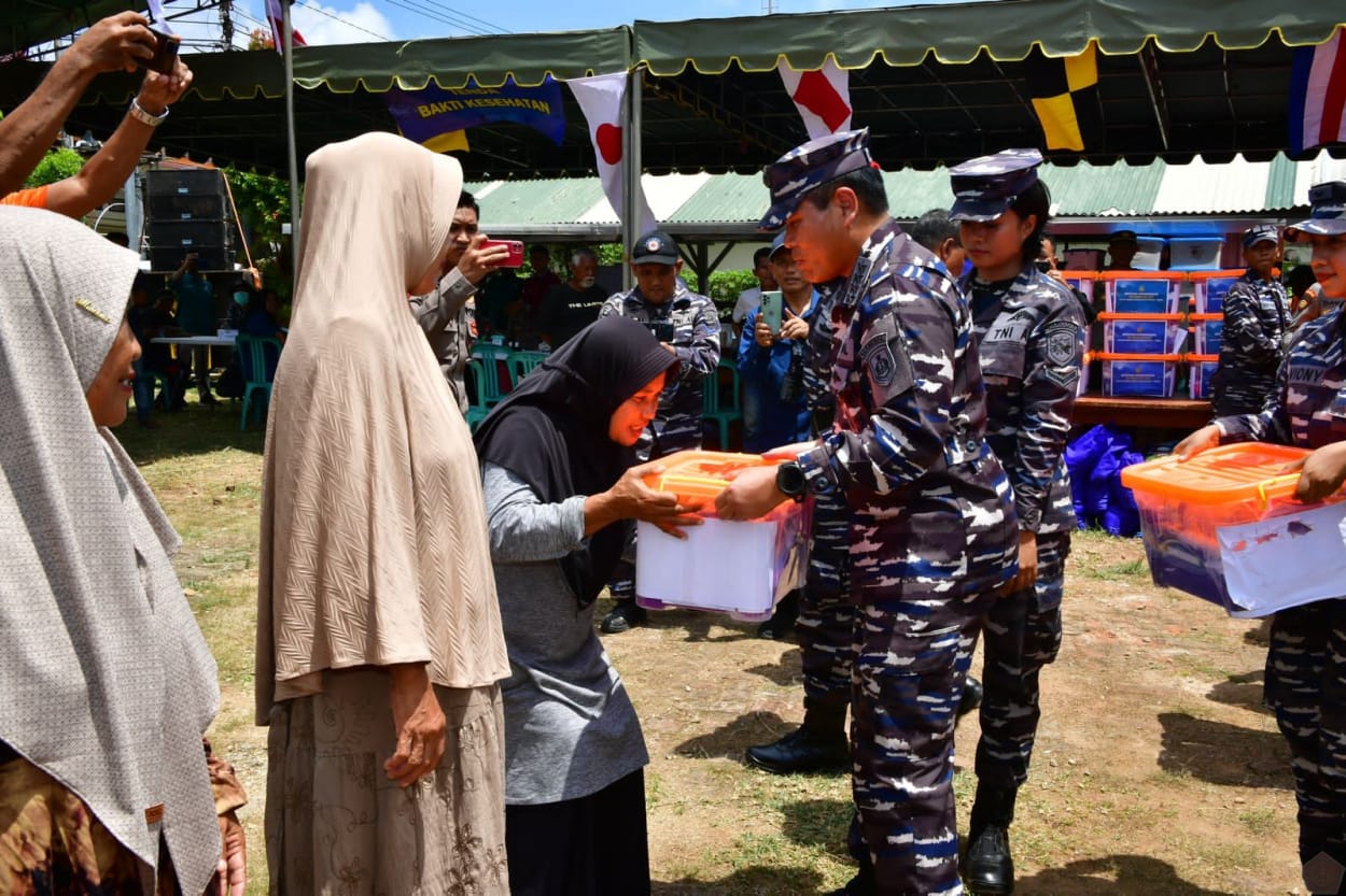 TNI AL Salurkan Bantuan Kemanusiaan Bagi Korban Gempa di Jawa Timur
