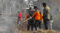 Tinjau Lokasi Karhutla di Rangsang, Plt Bupati Asmar Disambut Hujan Deras