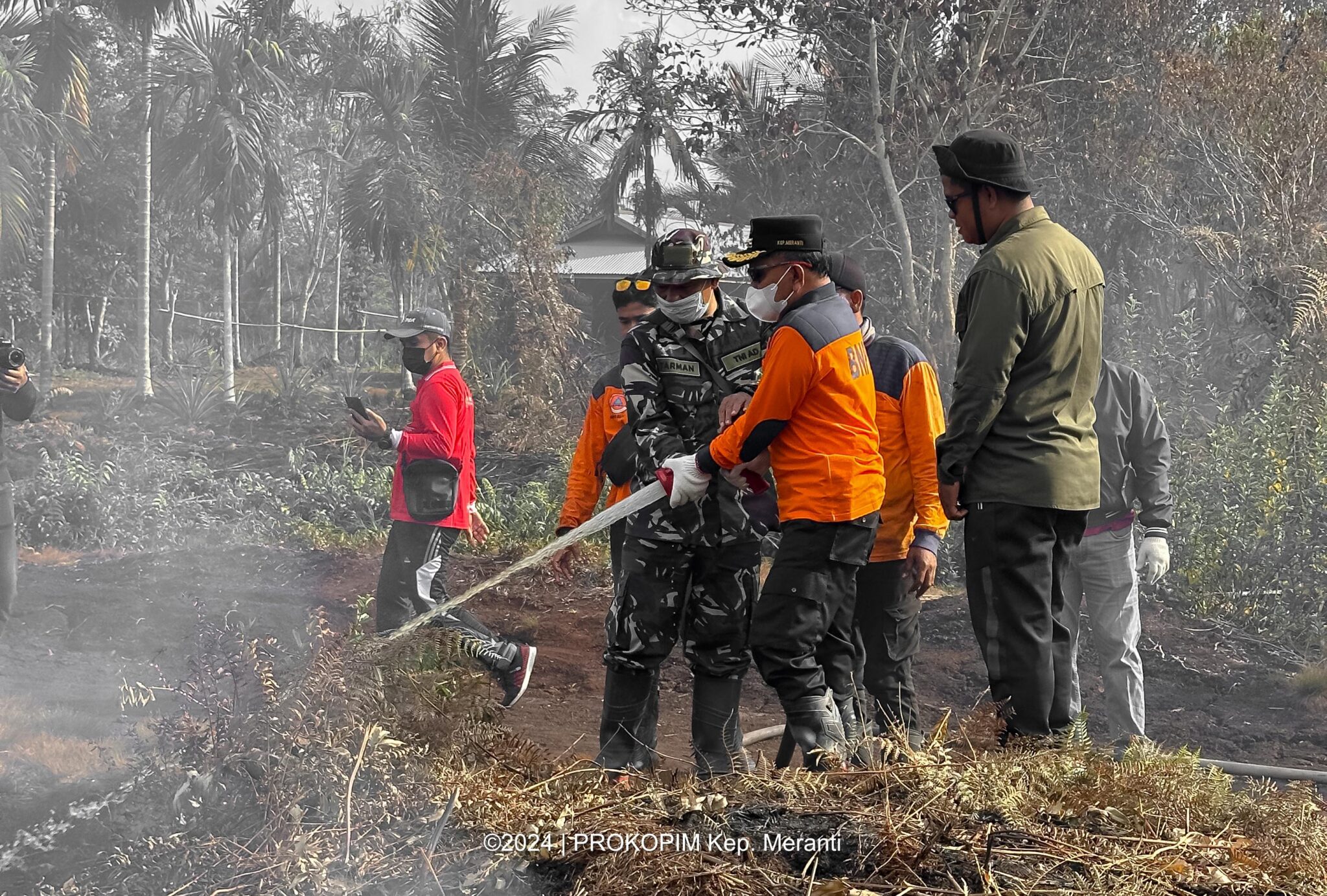 Tinjau Lokasi Karhutla di Rangsang, Plt Bupati Asmar Disambut Hujan Deras