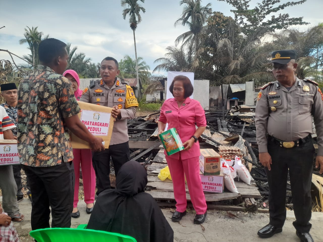 Bentuk Kepedulian Polri, Polres Tanjung Balai Berikan Bantuan Kepada Warga Yang Kebakaran Rumah