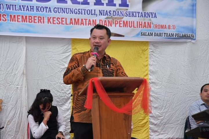 Walikota Sowa’a Laoli, S,E,.M,Si Mengikuti Perayaan Paskah Gereja Kemenangan Iman Indonesia (GKII) Bertempat di GKII Kota Gunungsitoli