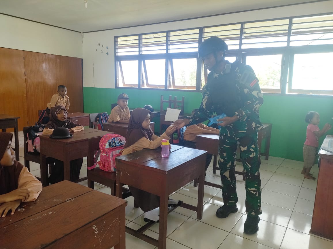 Satgas Yonif 407/PK , Selain Melaksanakan Tugas Pengamanan , Laksanakan Giat Mengajar Bantu Guru di Sekolah 