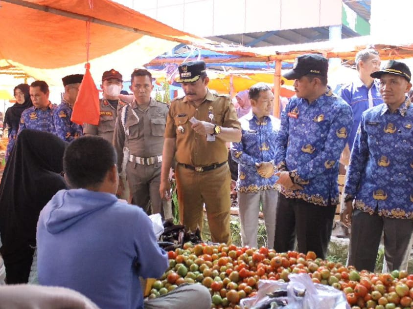 Pj. Bupati Asraf Pimpin Sidak Pasar Senen Siulak, Harga Bahan Pokok Kebutuhan Masyarakat Cenderung Menurun