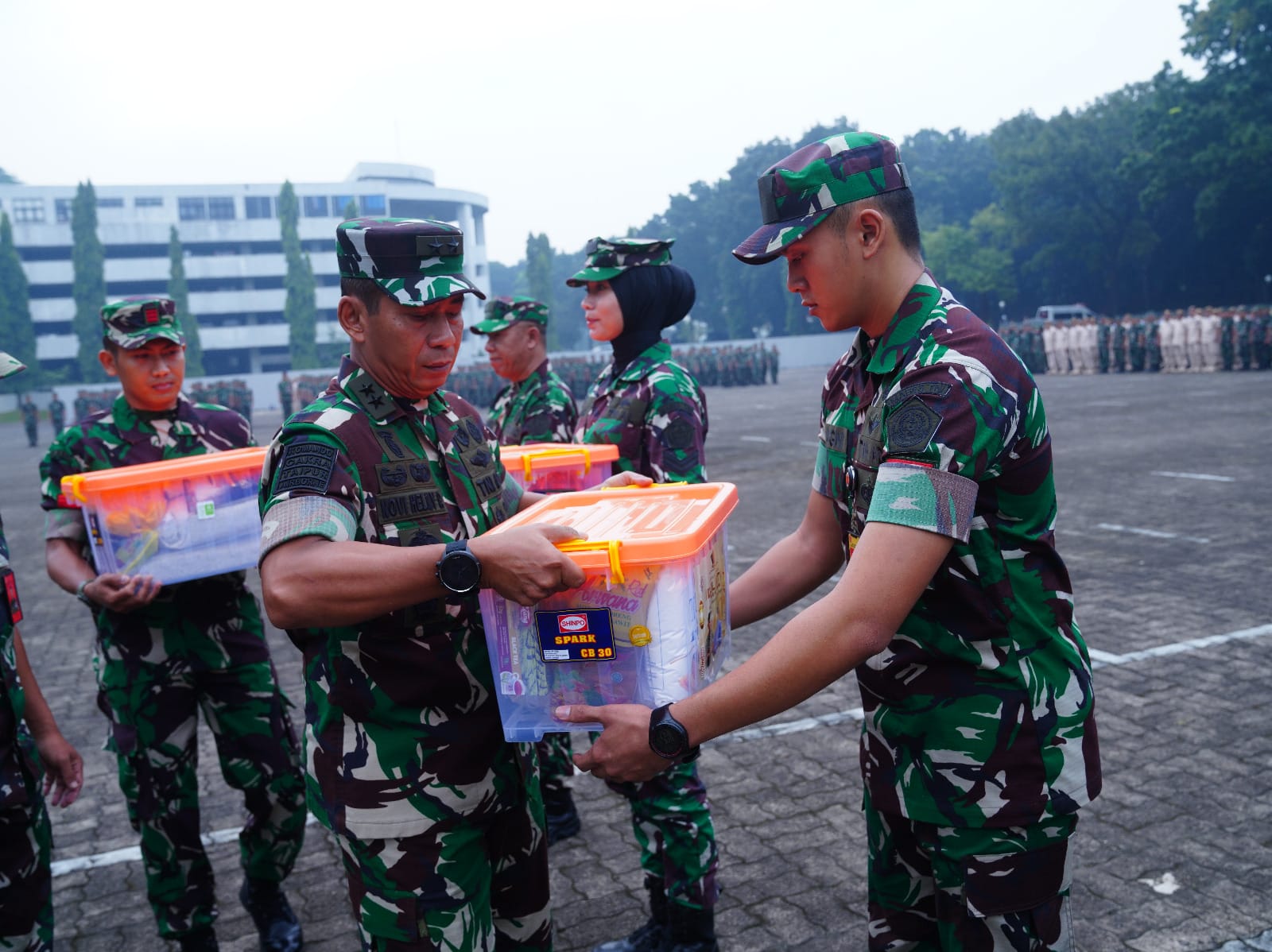 Panglima TNI Serahkan Bingkisan Lebaran Kepada Prajurit dan PNS