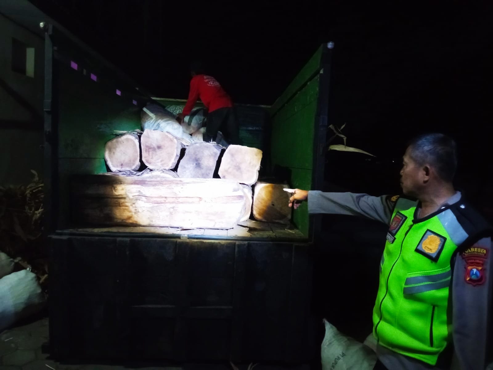 Tim Polsek Wongsorejo Bersama Perhutani Amankan Truk Bermuatan Kayu Jati Ilegal