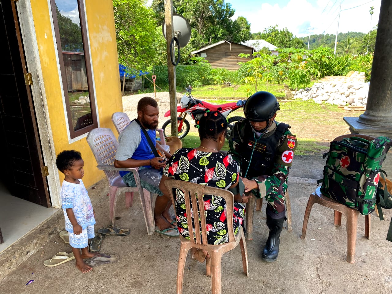 Satgas Pamtas Yonif 407/PK Gelar Bakti Kesehatan Door to Door Untuk Warga Perbatasan Di Papua Barat